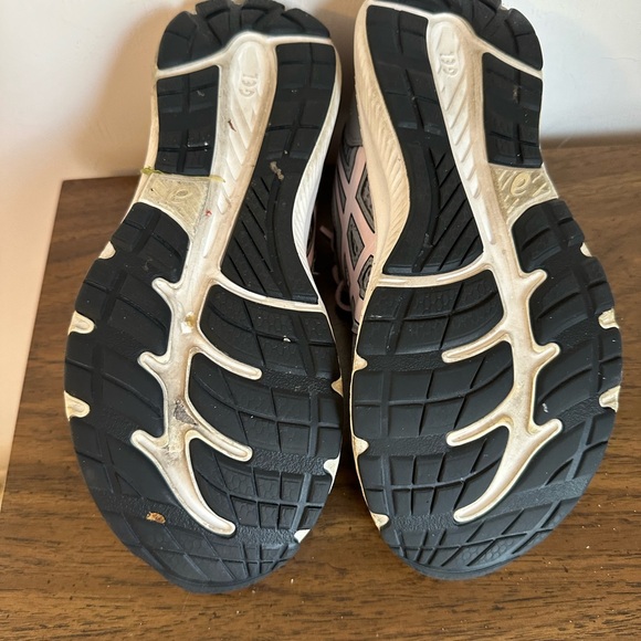 Women’s wide width sneakers - Picture 3 of 5